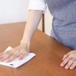 テーブルを「拭くの」か「きれいにする」のか